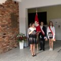 Na zdjęciu dyrektor Zespołu Szkół w Przemęcie podczas przemowy. W tle nowa ściana pamięci.