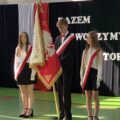 Zdjęcie przedstawia delegację pocztu sztandarowego podczas uroczystości rozpoczęcia roku szkolnego w Przemęcie.