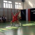 Zdjęcie przedstawia występ mażoretek podczas rozpoczęcia roku szkolnego w Przemęcie.