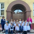 Zdjęcie grupowe uczniów wraz z nauczycielką i dyrektorką szkoły w Mochach.