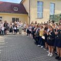 Uczniowie podczas rozpoczęcia roku szkolnego w Mochach.