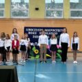 Zdjęcie przedstawia występ artystyczny uczniów podczas rozpoczęcia roku w Buczu.