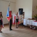 Zdjęcie przedstawia delegację pocztu sztandarowego podczas uroczystości rozpoczęcia roku szkolnego w Starkowie.