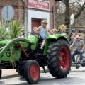 Na zdjęciu korowód dożynkowy w Nowej Wsi, składający się z ozdobionych traktorów.