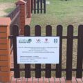 Zdjęcie przedstawia plac tabliczkę na której widnieje napis Projekt pn.: „Zagospodarowanie terenu przy placu zabaw w miejscowości Barchlin” Realizowany w ramach konkursu „Pięknieje wielkopolska wieś” w 2024 r. współfinansowany przez Samorząd Województwa Wielkopolskiego Całkowita wartość projektu – 137 020,00 zł Dotacja Samorządu Województwa Wielkopolskiego – 70 000,00 zł Wkład własny gminy – 30 000,00 zł Wkład własny mieszkańców – 37 020,00 zł oraz logo: Wielkopolskiej Odnowy Wsi, Województwa Wielkopolskiego, Samorządu Województwa Wielkopolskiego oraz herb Gminy Przemęt