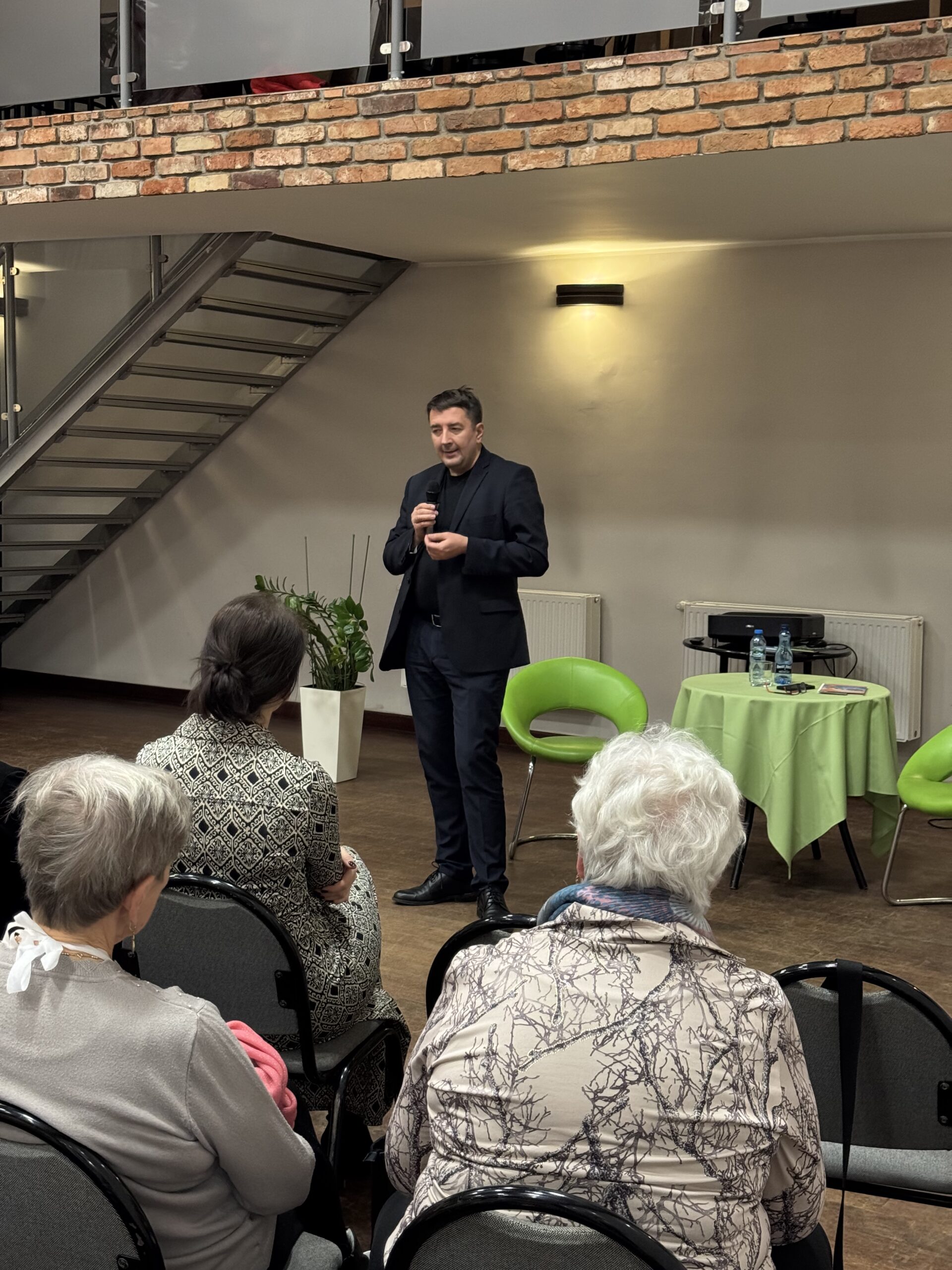 Profesor Murawa prowadzi wykład.