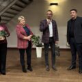 Wójt przemawia przez mikrofon, obok mężczyzna i dwie kobiety.