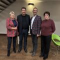 Dwóch mężczyzn i dwie kobiety pozują do zdjęcia.