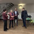 Kobieta dziękuje profesorowi za wykład.