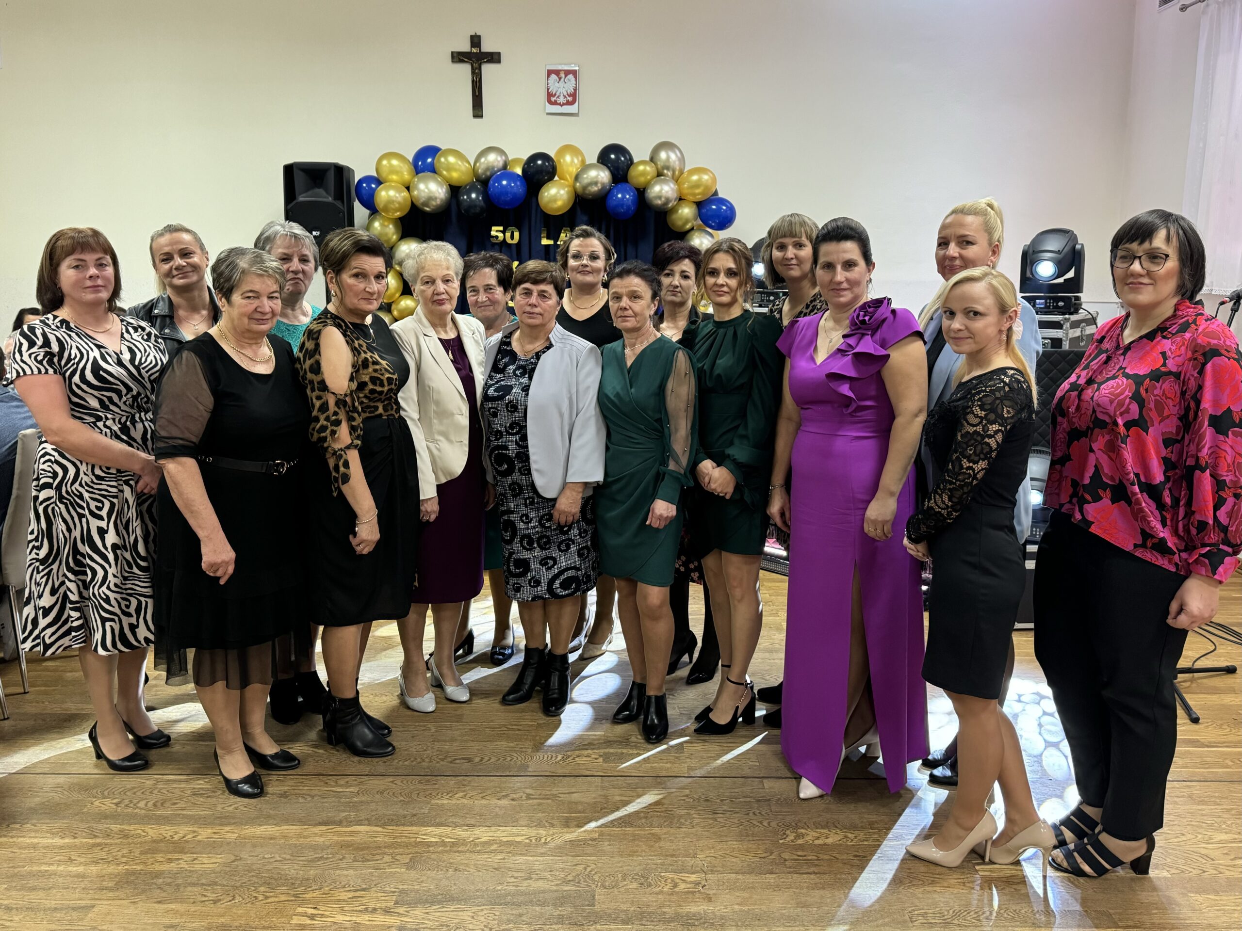 Grupa kobiet - KGW Borek - pozuje do zdjęcia grupowego.