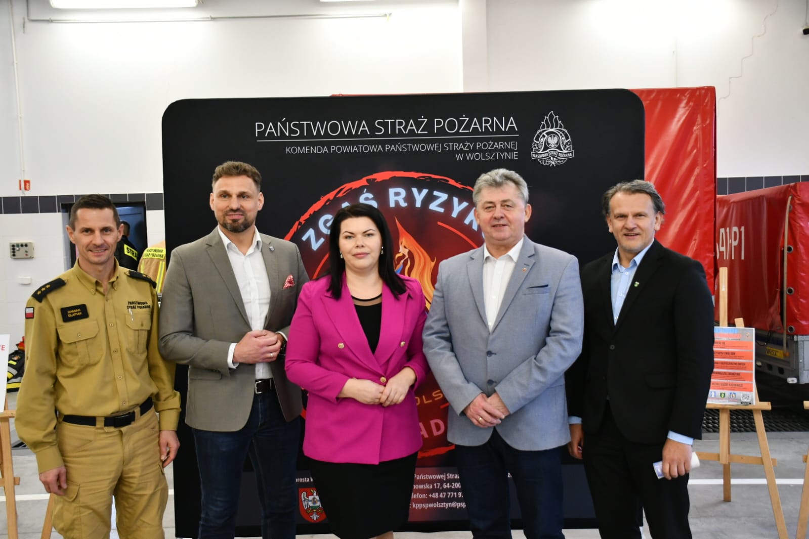 Na zdjęciu od prawej: wójt gminy Siedlec Artur Walczak-Mortezaei, starosta wolsztyński Jacek Skrobisz, przewodnicząca Rady Gminy Przemęt Monika Maćkowiak, burmistrz Wolsztyna Dominik Tomiak oraz kpt. Damian Glapiak. Wszyscy pozują na tle ścianki "Państwowa Straż Pożarna".