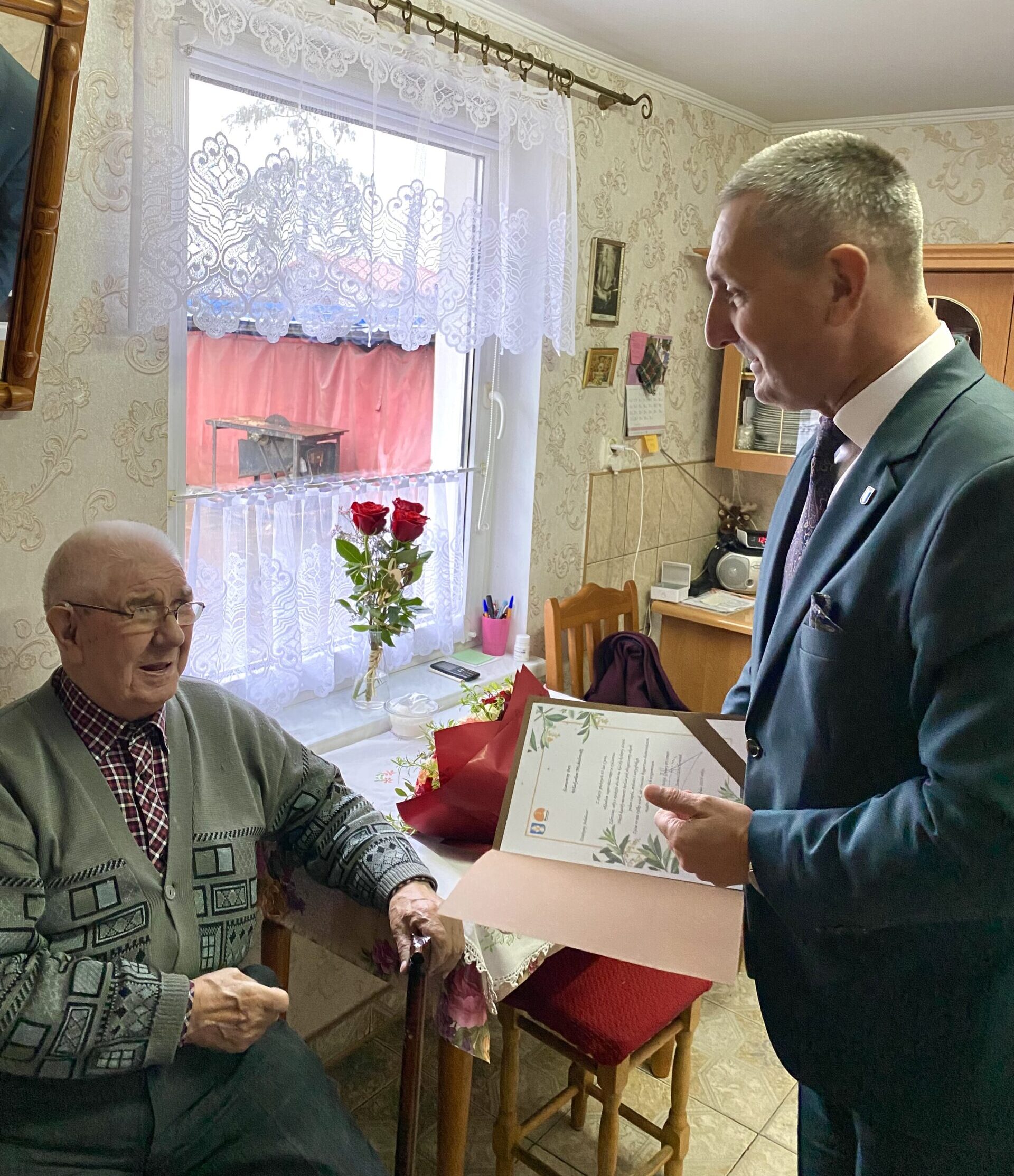 Na zdjęciu wójt Janusz Frąckowiak składa życzenia i wręcza list gratulacyjny Panu Władysławowi Michałowskiemu.