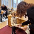 Chłopiec odbiera nagrodę od pani dyrektor.
