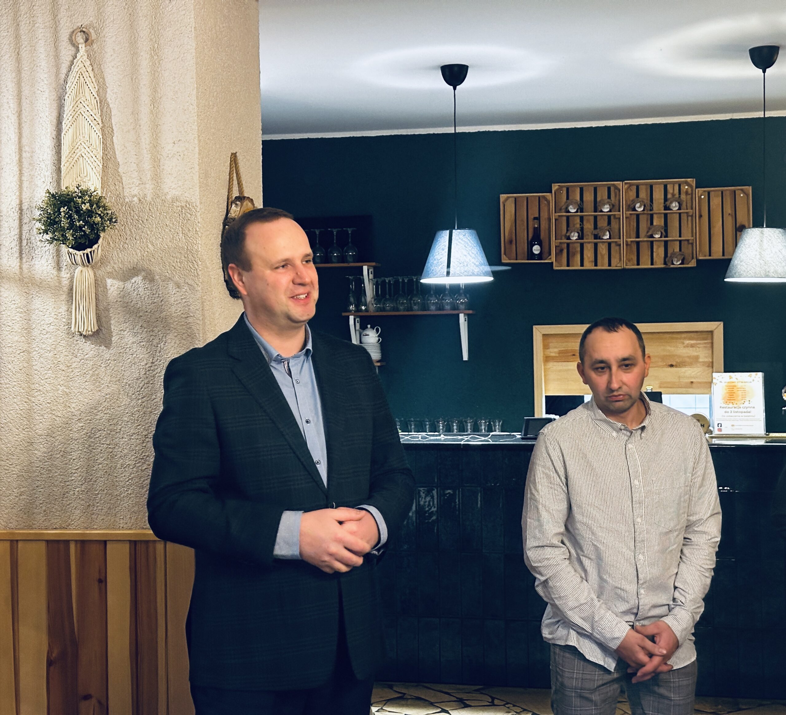 Na zdjęciu prezes Michał Żok podczas przemowy. Koło niego stoi jeden z pracowników Spółdzielni Socjalnej „Konwalia”.