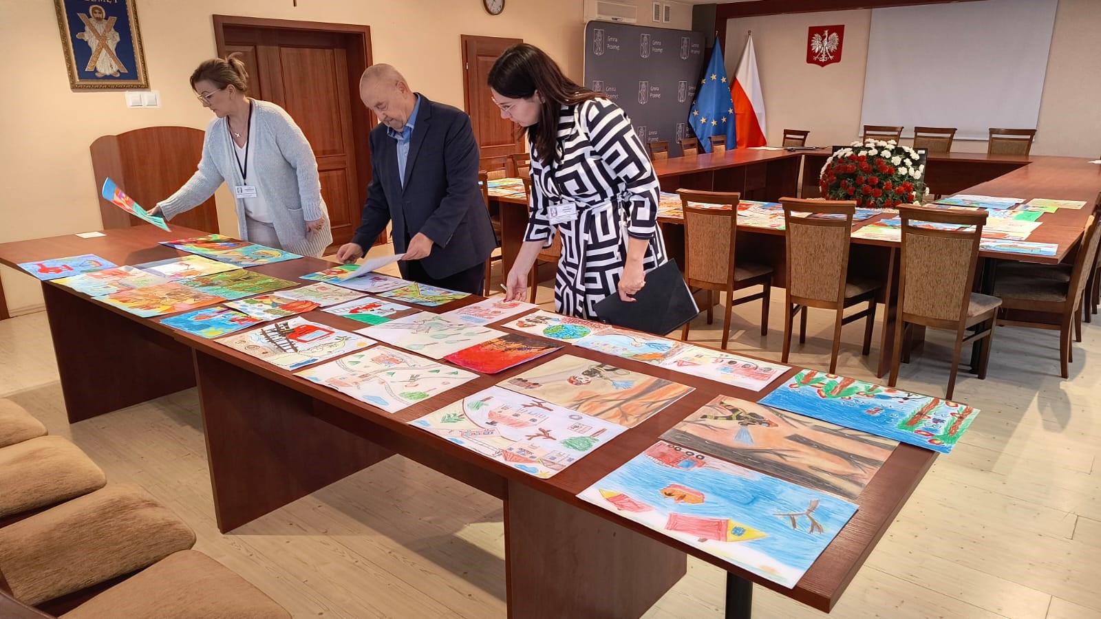 Na zdjęciu jury, które przegląda prace konkursowe.