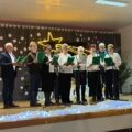 Na zdjęciu dziewięcioro starszych uczestników podczas swojego wystąpienia na scenie w Kluczewie.