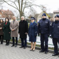 Na zdjęciu minister, wójt gminy, przewodnicząca rady gminy, skarbnik gminy, komendant policji wraz z dwoma innymi policjantami oraz ksiądz.