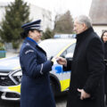 Na zdjęciu minister Szczepański oraz komendant policji. W tle nowy radiowóz.