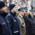 Na zdjęciu policjanci, żołnierz oraz dwóch strażaków.