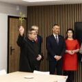 Na zdjęciu ksiądz podczas święcenia sali. Na fotografii także inne osoby m.in. wójt, przewodnicząca rady gminy i skarbnik gminy.