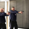 Na zdjęciu policjanci podczas strzelania na wirtualnej strzelnicy.