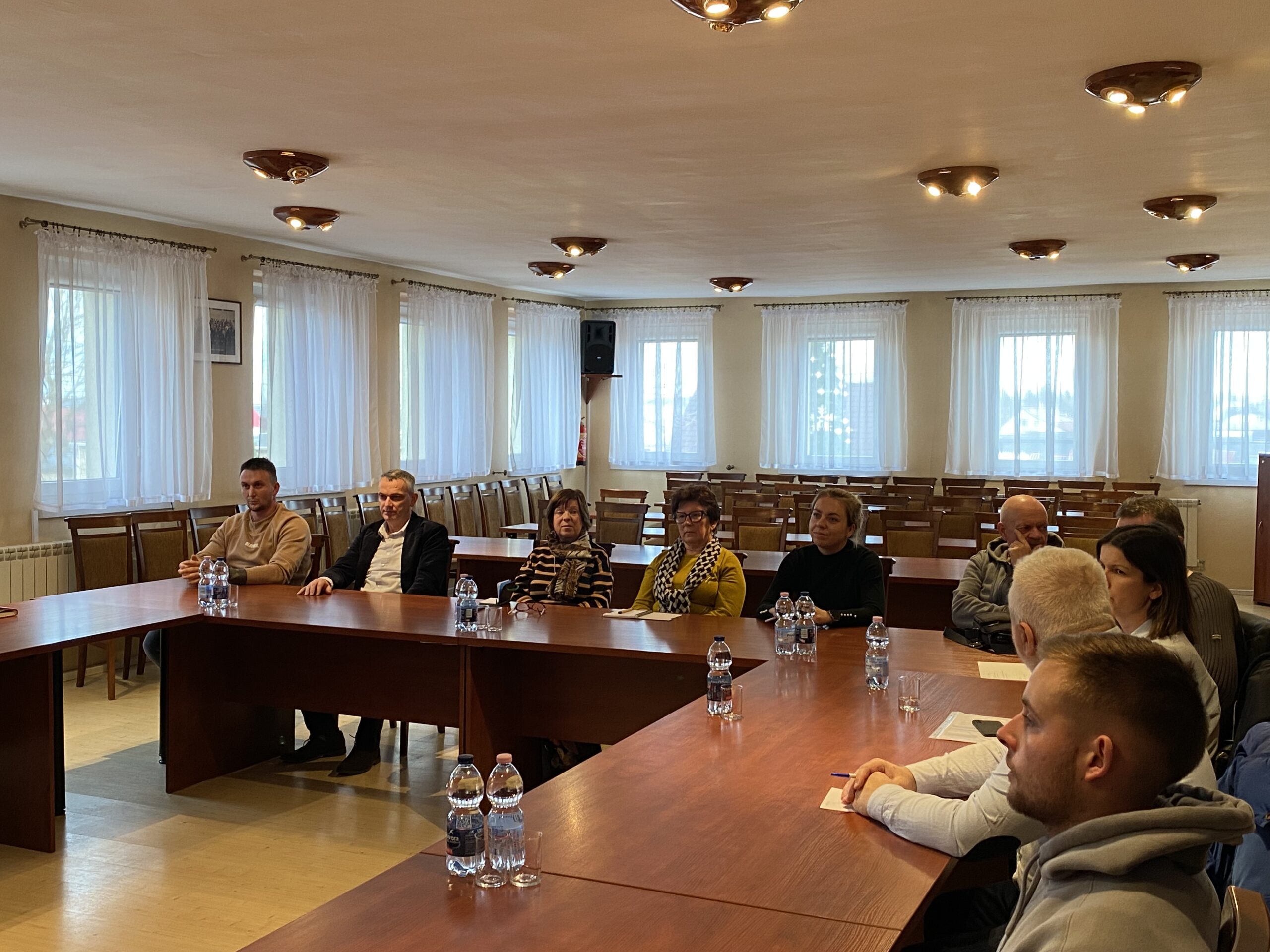 Na zdjęciu przedstawiciele organizacji pozarządowych siedzący w sali sesyjnej.