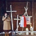Na zdjęciu wiceprzewodnicząca rady gminy Przemęt Elżbieta Wita podczas przemowy w wigwamie. Na fotografii widoczne flagi Polski oraz elementy nawiązujące do święta.