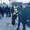 Na zdjęciu delegacja złożona ze skarbnik gminy Przemęt oraz radnego gminy Przemęt. Delegacja składa wiązankę pod pomnikiem Powstańców Wielkopolskich w Mochach.