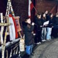 Na zdjęciu uczniowie szkoły podczas występu artystycznego w wigwamie. Na fotografii widoczne flagi Polski oraz elementy nawiązujące do święta.
