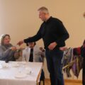 Na zdjęciu mężczyzna i kobieta wręczają upominki kobietom.