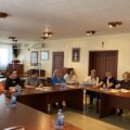Na zdjęciu osoby przybyłe na spotkanie siedzą w sali sesyjnej.