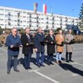 Na zdjęciu wójt oraz inni przedstawiciele samorządów. Na zdjęciu wyżej wymienione osoby trzymają statuetkę wręczoną od pułkownika Rafała Grzywińskiego.