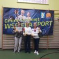 Na zdjęciu trzy kobiety, które zwyciężyły w turnieju w kategorii kobiet. Pozują one z dyplomami, pucharami i upominkami. W tle baner "Gmina Przemęt wspiera sport".