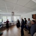 Na zdjęciu radni rady gminy oraz dyrektor GOPSu- Barbara Ścigała Wszyscy znajdują się w budynku DDP w Błotnicy.