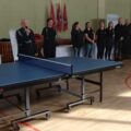 Zdjęcie przedstawia dh Józefa Paucha, który przemawia podczas otwarcia turnieju. Na zdjęciu także niektórzy uczestnicy turnieju.