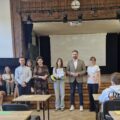 Laureaci jednej kategorii pozują do zdjęcia z organizatorami.