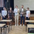 Laureaci jednej kategorii pozują do zdjęcia z organizatorami.