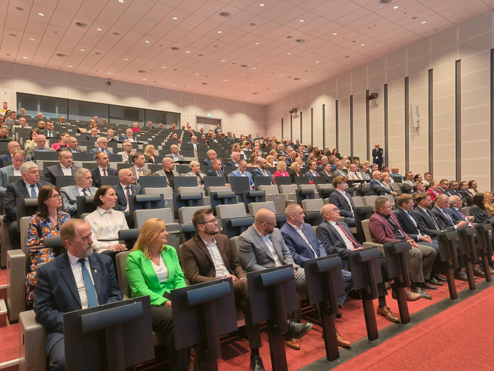 Na zdjęciu osoby siedzące na widowni w sali sesyjnej.