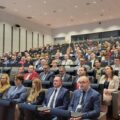 Na zdjęciu osoby siedzące na widowni w sali sesyjnej.