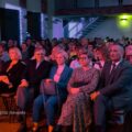 Na zdjęciu osoby siedzące na widowni. Wśród nich wójt gminy wraz z małżonką oraz zastępca wójta gminy wraz z małżonką.