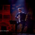 Na zdjęciu Andrija Melnyka podczas występu na scenie. Pan Andrija gra na akordeonie.