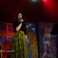Na fotografii p.o. dyrektora GCKiB pani Agnieszka Klugiewicz, która stoi na scenie i wita gości przybyłych na koncert. W tle duże obrazy związane z Paryżem.
