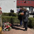Na zdjęciu jedna z delegacji składa wiązankę przed tablicą "Dąb Pamięci".