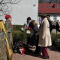Na zdjęciu jedna z delegacji składa wiązankę przed tablicą "Dąb Pamięci".