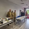 Na pierwsyzm planie komisja sędziowska od lewej M.Mocek, P.Ososińska, D.Zalisz, następnie przedstawiciele OSP i PSP, od lewej dh Henryk Żok, dh Józef Pauch oraz st. kpt. Bartosz Kasiński.