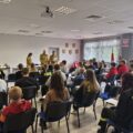 Na zdjęciu są widoczni uczestnicy powiatowych Eliminacji Ogólnopolskiego Turnieju Wiedzy Pożarniczej wraz z komisją sędziowską.