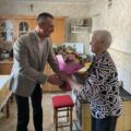 Na zdjęciu wójt wręcza Pani Irenie Michałowskiej duży bukiet kwiatów.