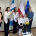 Zdjęcie przedstawia gości z Przemętu podczas składania życzeń wielkanocnych wójtowi.