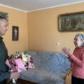 Na fotografii wójt składa życzenia jubilatce i wręcza jej kwiaty.