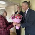 Zdjęcie przedstawia moment wręczenia bukietu kwiatów przez wójta Pani Zofii Schmidt. Na fotografii także Zastępca Kierownika Urzędu Stanu Cywilnego Irena Mikołajczak.